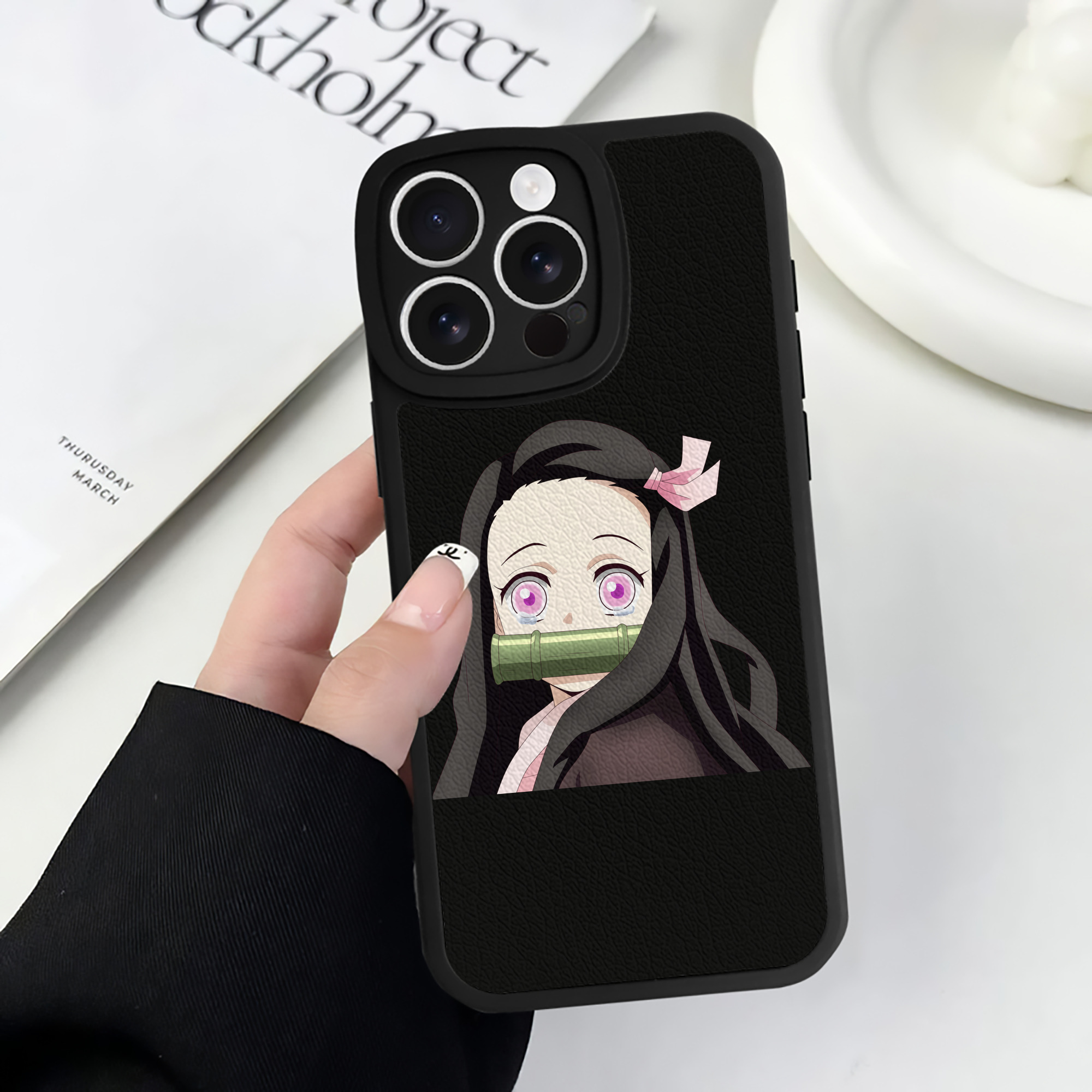 （画像用） 鬼滅の刃（きめつのやいば）竈門 禰󠄀豆子／かまど ねずこ Kamado Nezuko 【iPhone 16シリーズ対応】シリコンスマホケース（レザー調） 材質：シリコン